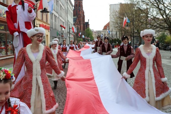 Mieszkacy Legnicy rozwijaj biao-czerwon flag