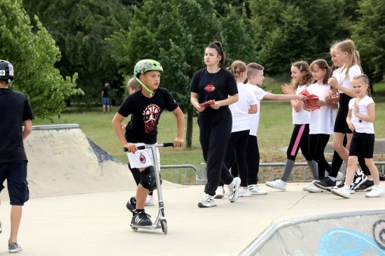 Rozdawanie ulotek na legnickim skateparku